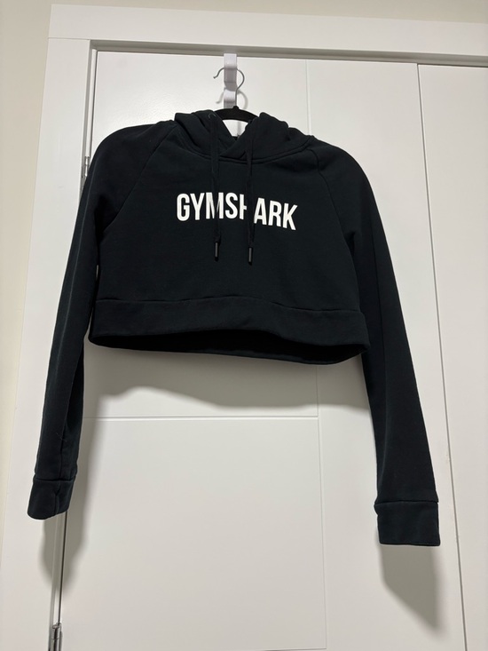 Gymshark Sweaters - Gymshark Black Cropped Pullover Hoodie